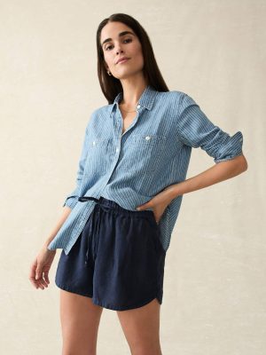 FAH2153_FA24-faherty-WBU2404-NBZ-NAVYBLAZER-LAGUNALINENTIEWAISTSHORT_OM_EDITORIAL_1.jpg