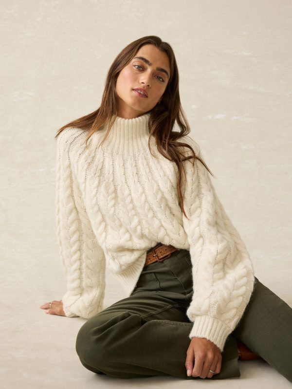 HOL24-FAHERTY-WOMENS-WYH2409-CRM-FROST-CABELKNIT-SWEATER-CREAM_OM_EDITORIAL_1.jpg