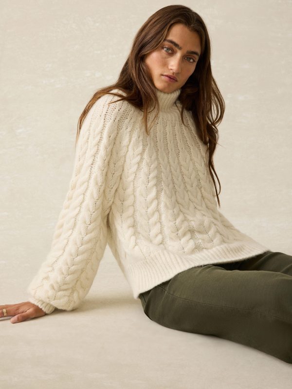 HOL24-FAHERTY-WOMENS-WYH2409-CRM-FROST-CABELKNIT-SWEATER-CREAM_OM_EDITORIAL_2.jpg