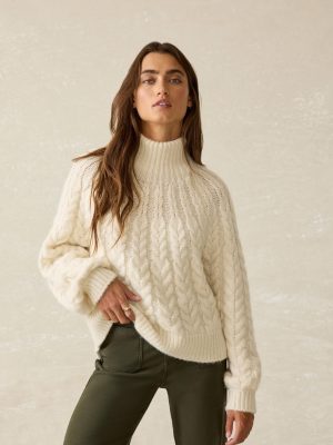 HOL24-FAHERTY-WOMENS-WYH2409-CRM-FROST-CABELKNIT-SWEATER-CREAM_OM_FRONT_CROP_1.jpg