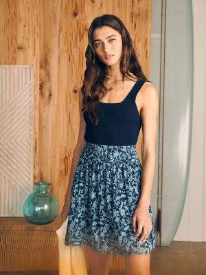 SP24-faherty-womens-WBS2429-BNF-eliza-mini-skirt-blue-esna-floral_OM_EDITORIAL_1.jpg